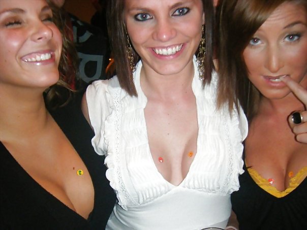Chicas universitarias divirtiéndose
 #10439763
