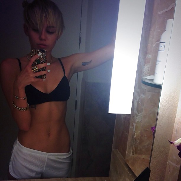 Miley cyrus superba
 #22052224