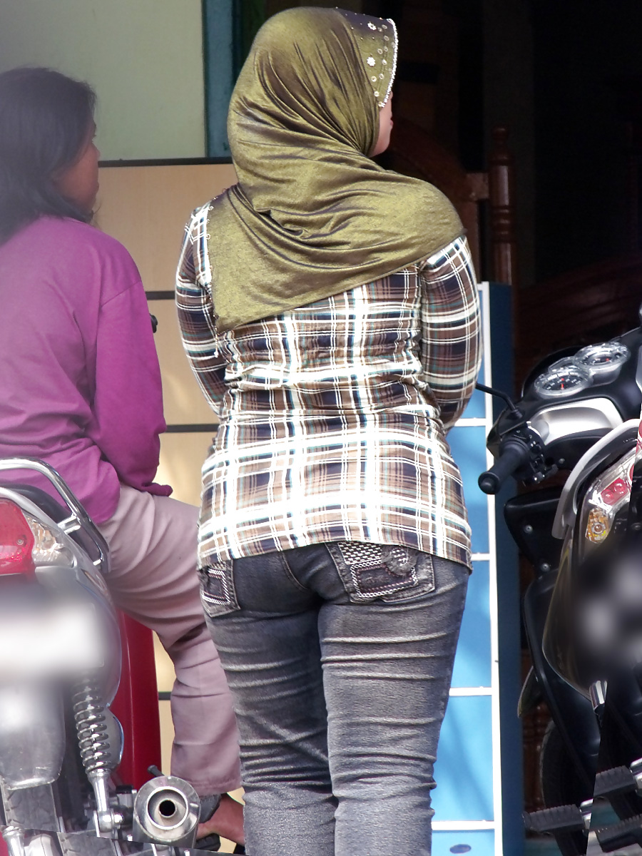 Sexy milf in hijab e tigh jeans
 #13672360