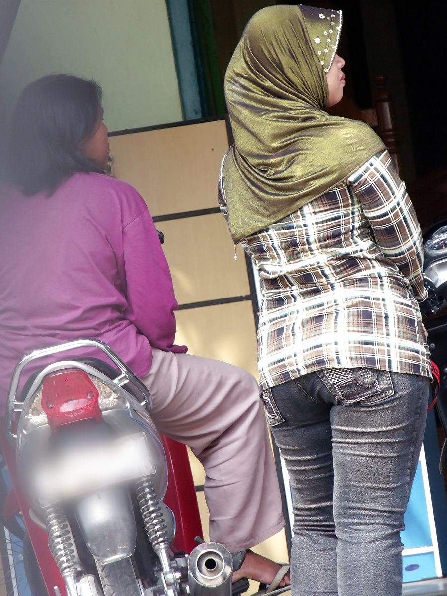 Sexy MILF In Hijab & Tigh Jeans #13672391