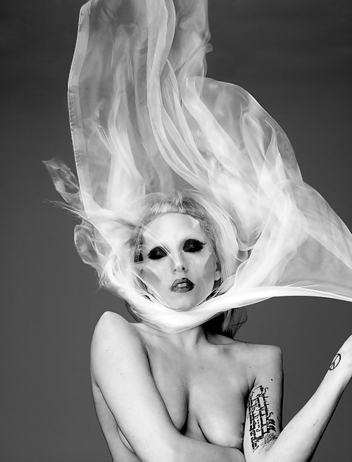 Lady Gaga mostra il culo nudo e le tette per i-d magazine
 #16054445
