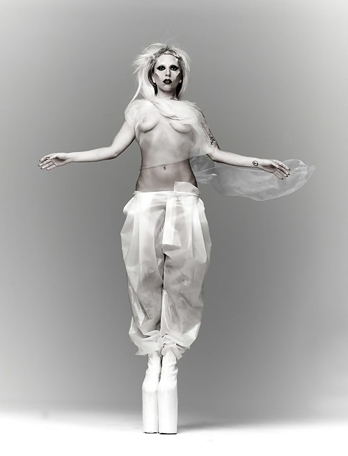 Lady Gaga mostra il culo nudo e le tette per i-d magazine
 #16054457