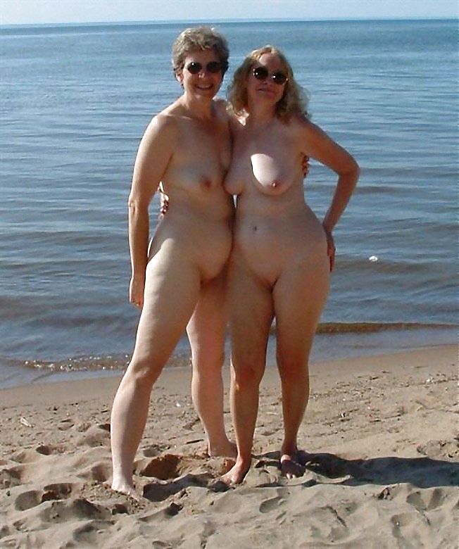 Donne mature sulla spiaggia - 11
 #18569589