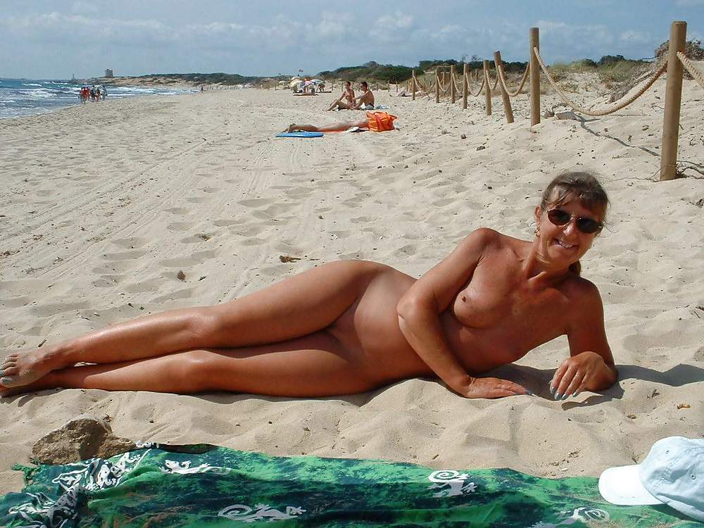 Donne mature sulla spiaggia - 11
 #18569601