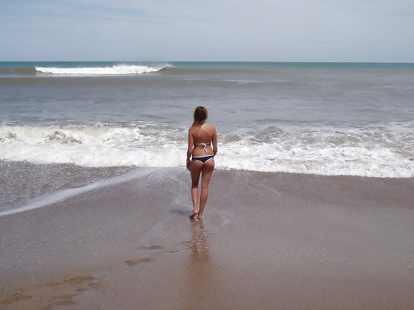 Candi, jovencita caliente en la playa
 #12492036