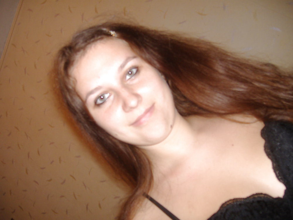 Teen Brunette Posant Avec Une Rose #11860872