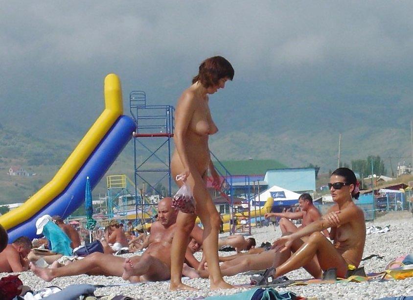 Divertimento nudo sulla spiaggia
 #2896964