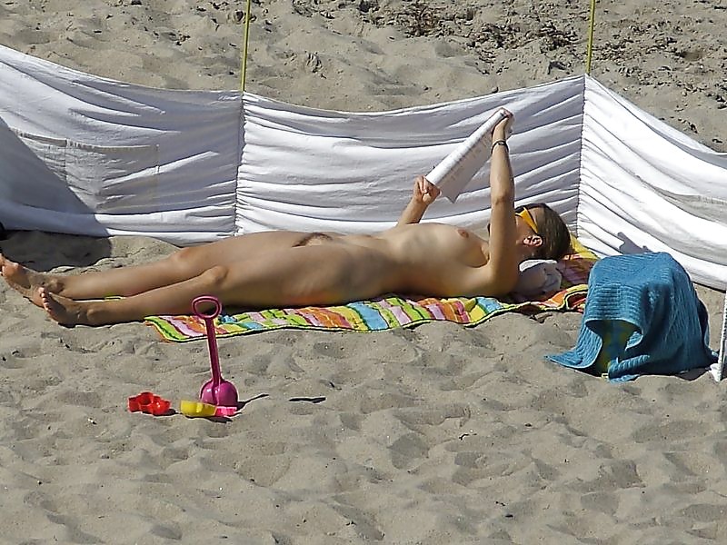 Divertimento nudo sulla spiaggia
 #2897194