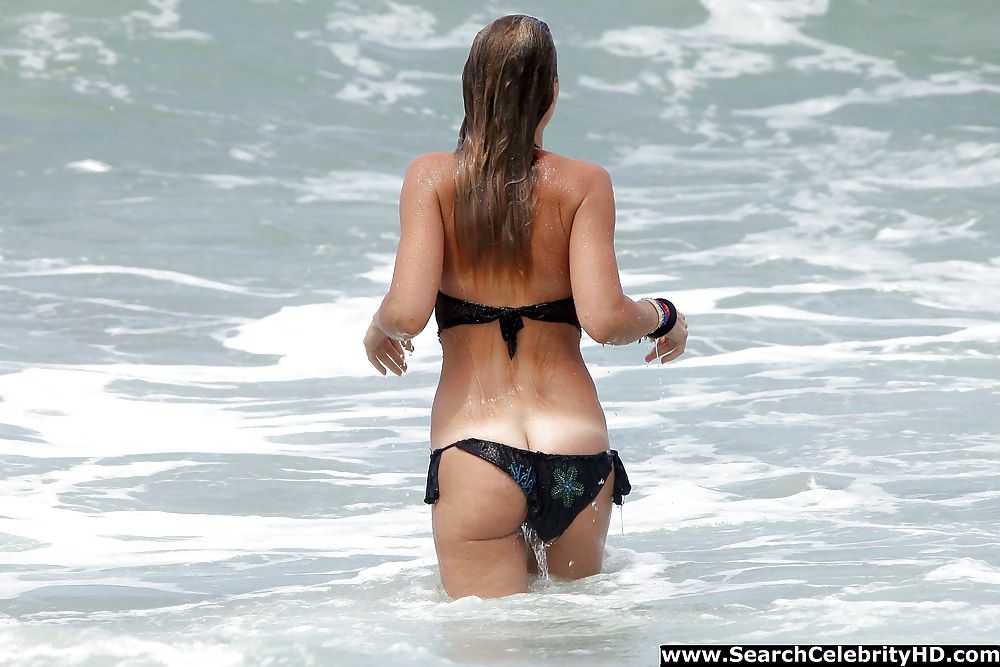 Ilary Blasi - Bikini Candids In Sabaudia #16664941