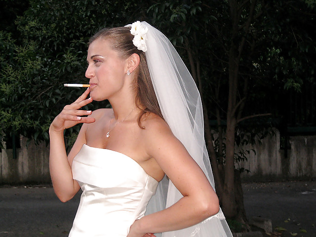 Novias con clase fumando
 #16891083