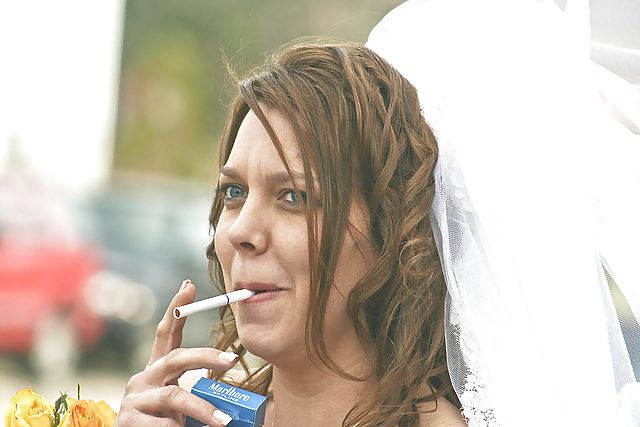 上品な花嫁の喫煙
 #16891091