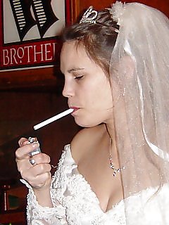 上品な花嫁の喫煙
 #16891097