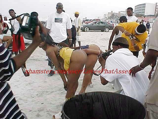Nudità pubblica in un evento sulla spiaggia
 #12434288