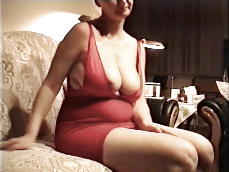 サグ - 大きな乳房 赤いホットなモノキニ & ミニスカートの熱い脚 18
 #16303860