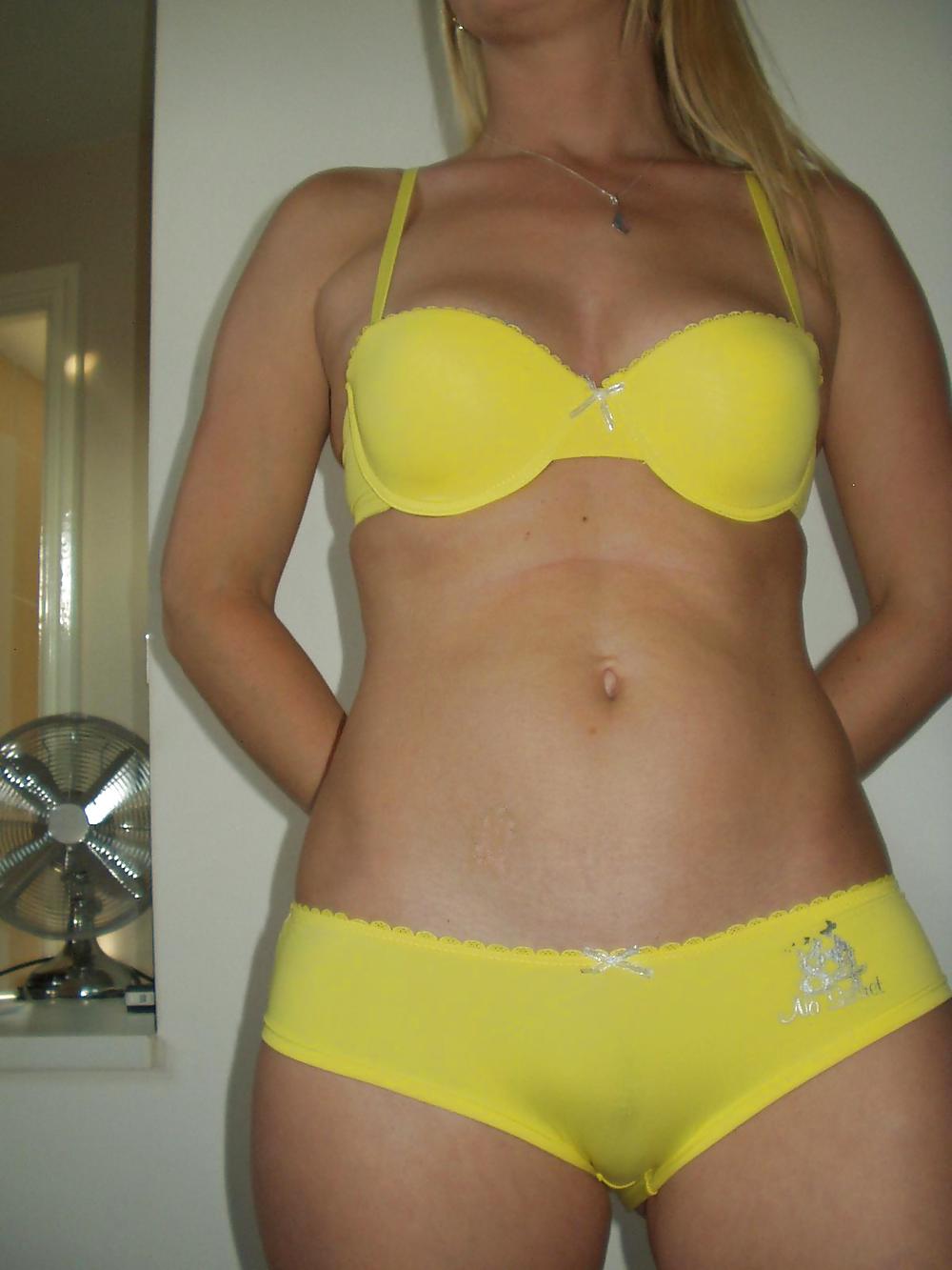 Mi conjunto amarillo. ¿Qué te parece?
 #7849270