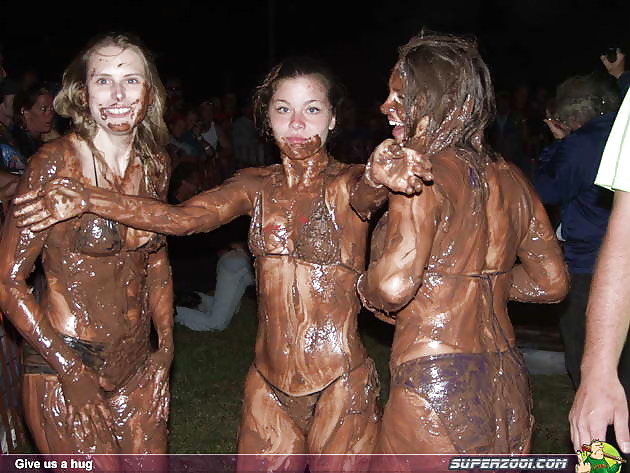 Chicas mojadas, desordenadas y con barro 2
 #3608445