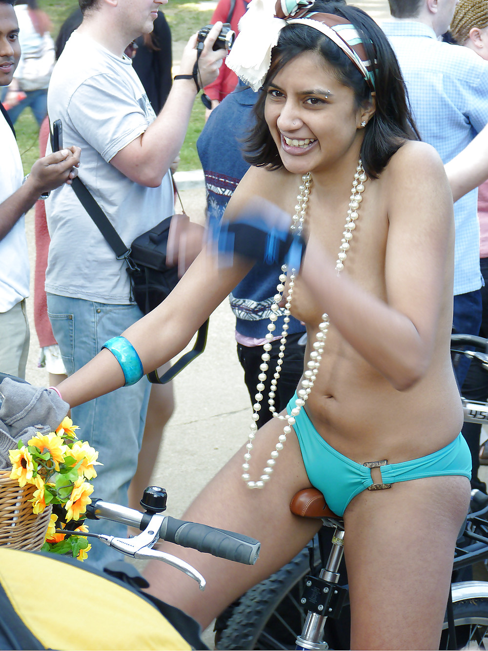 裸で自転車に乗っているスポーツマンコの写真 gall6
 #22243025