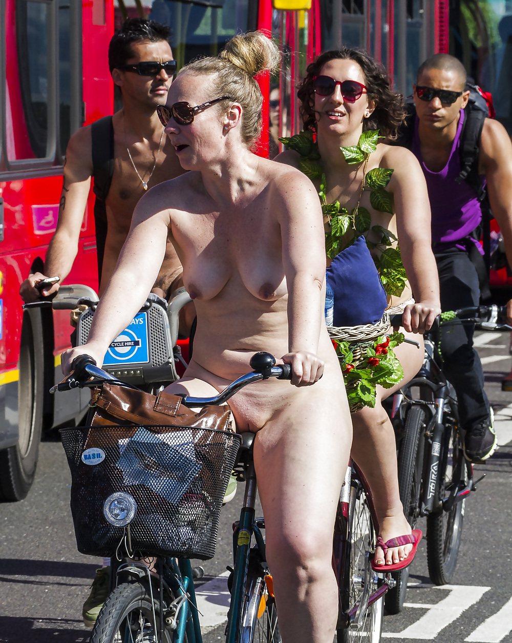 裸で自転車に乗っているスポーツマンコの写真 gall6
 #22243156