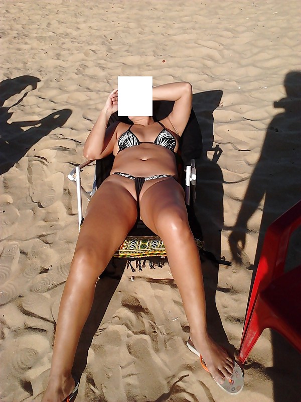 Esposa se exibindo na praia #20335965