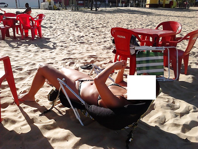 Esposa se exibindo na praia #20335972