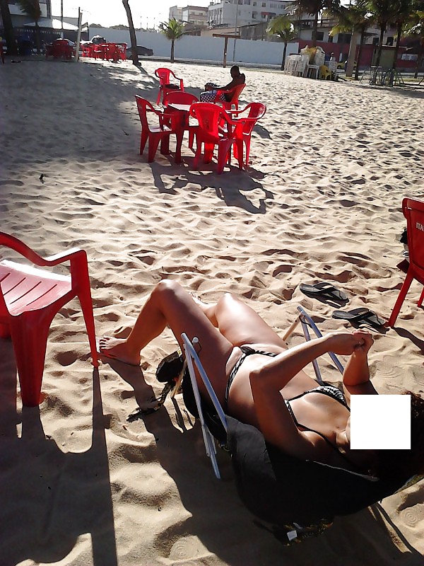 Esposa se exibindo na praia #20335993