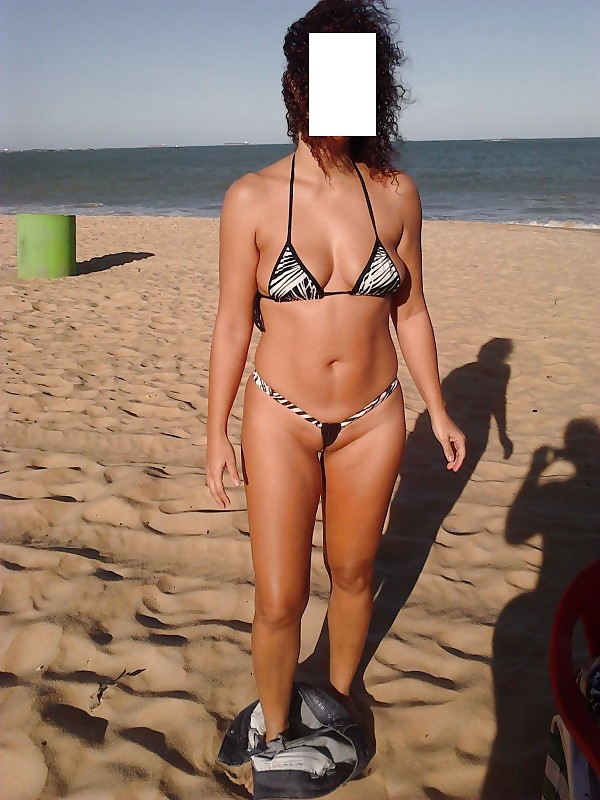 Esposa se exibindo na praia #20336010