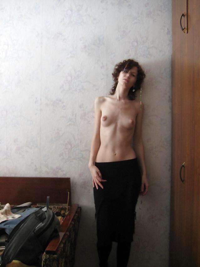 売春婦48： 淫乱な痩せ型ビッチ、小ぶりな乳房
 #19389467