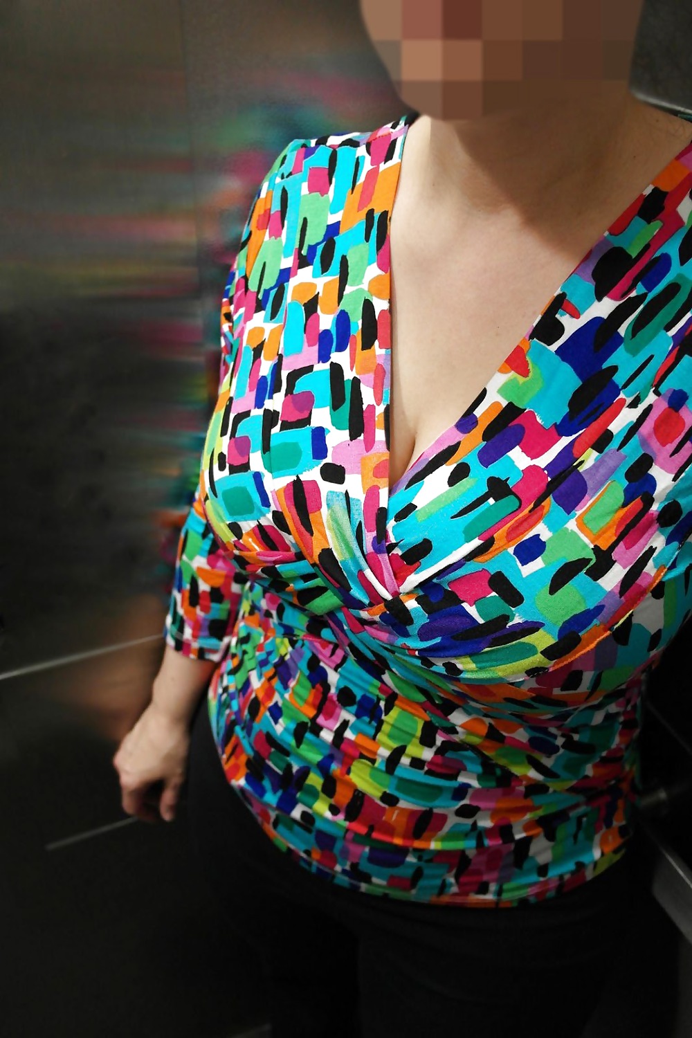 Mutter Blinkt Ihre Blauen BH In Aufzug #21610984