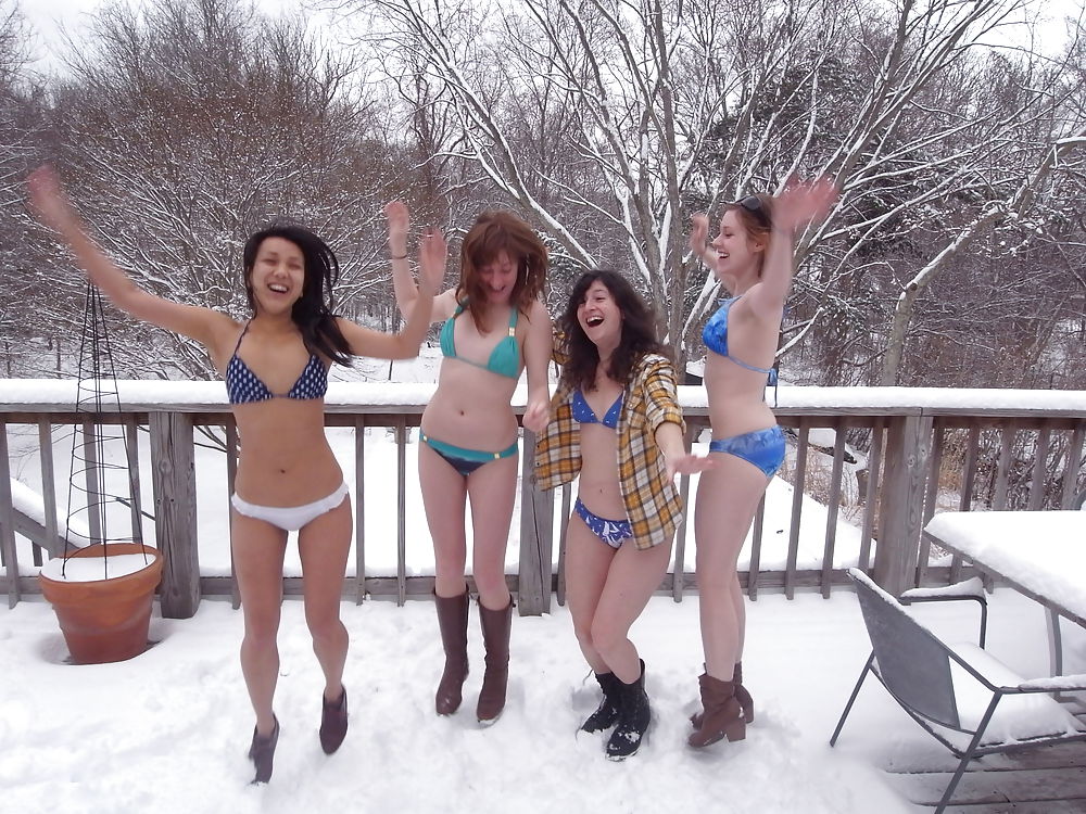 Bikini-Mädchen Im Schnee #16195081