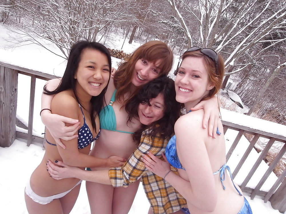 Bikini ragazze nella neve
 #16195087