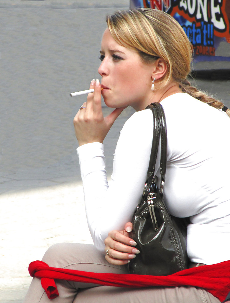 彼女がタバコを吸うなら、彼女は2つのことを突きつける。
 #4614782