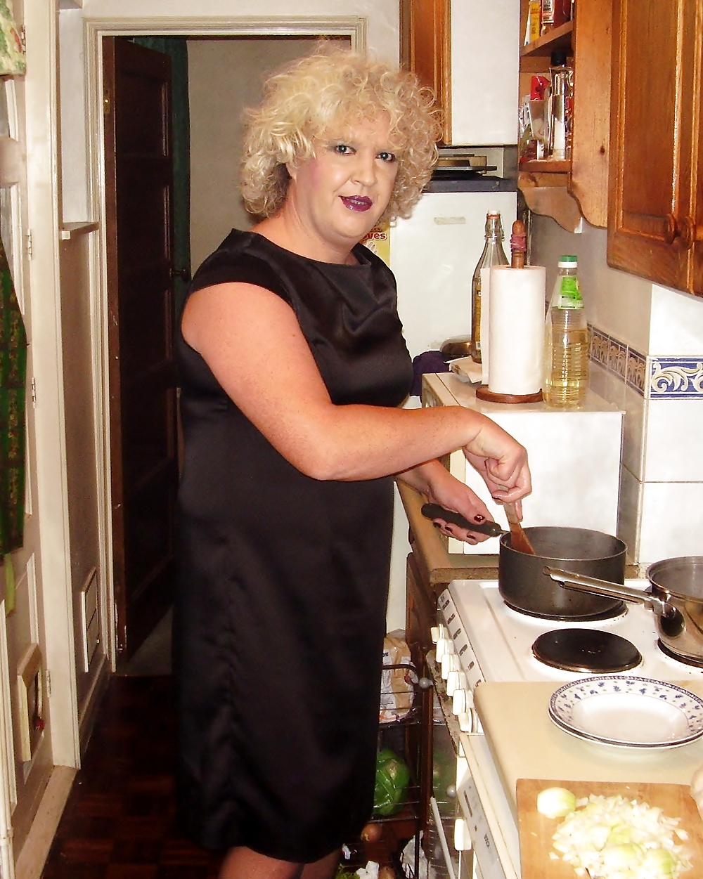 Sissy haciendo algo de cocina
 #20126169