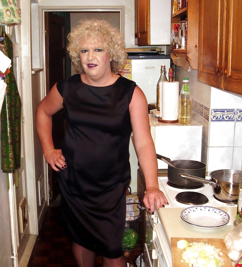 Sissy haciendo algo de cocina
 #20126176