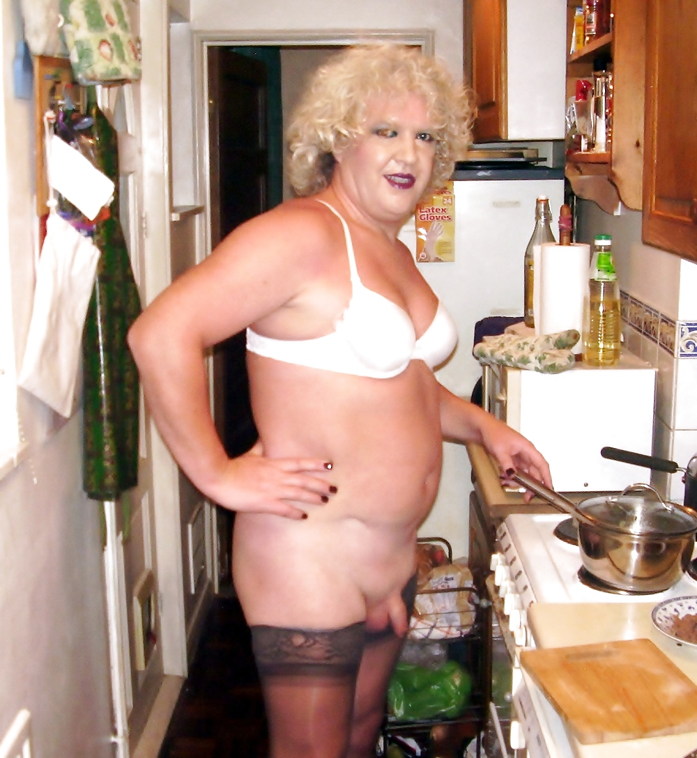 Sissy haciendo algo de cocina
 #20126182
