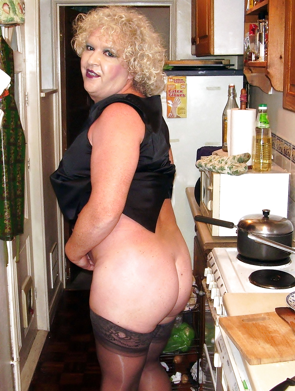 Sissy haciendo algo de cocina
 #20126232