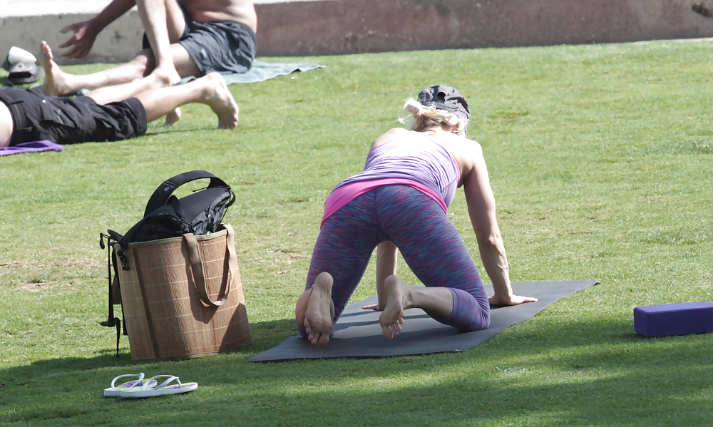 Madurita haciendo yoga en el parque #14248667