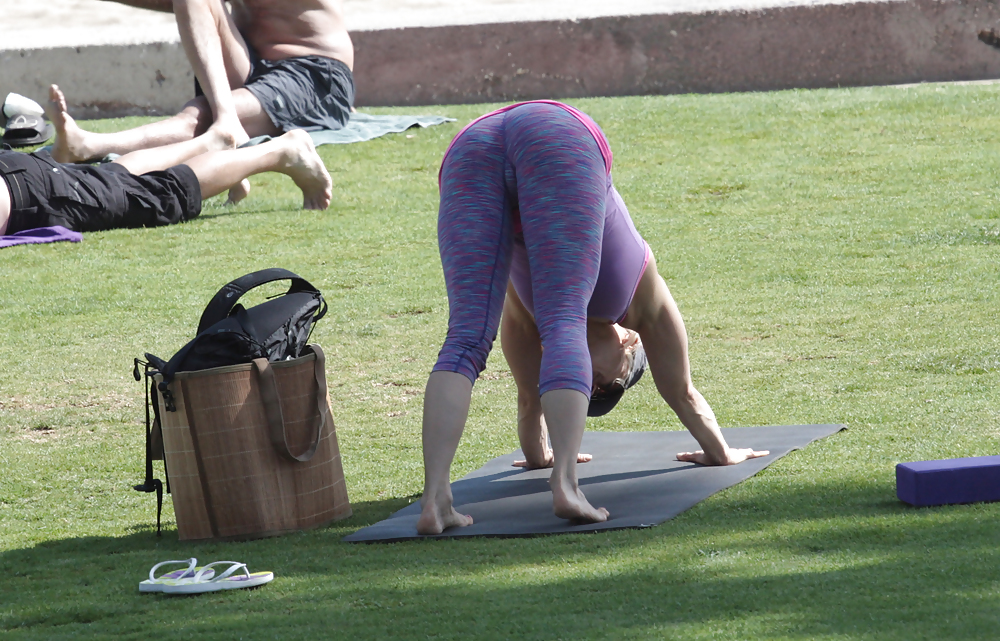 Reife Frau, Die Yoga Im Park Tut #14248689