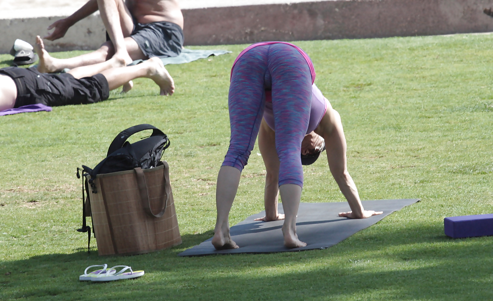 Madurita haciendo yoga en el parque #14248700