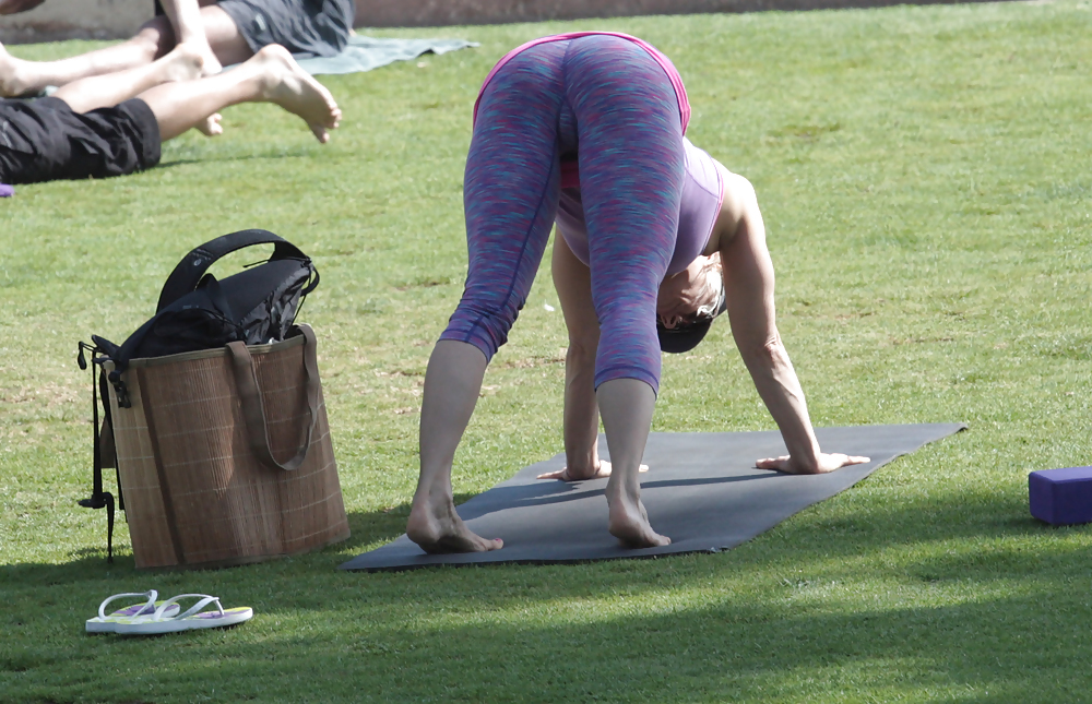 Madurita haciendo yoga en el parque #14248712