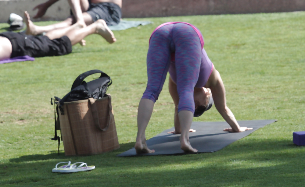 Madurita haciendo yoga en el parque #14248723