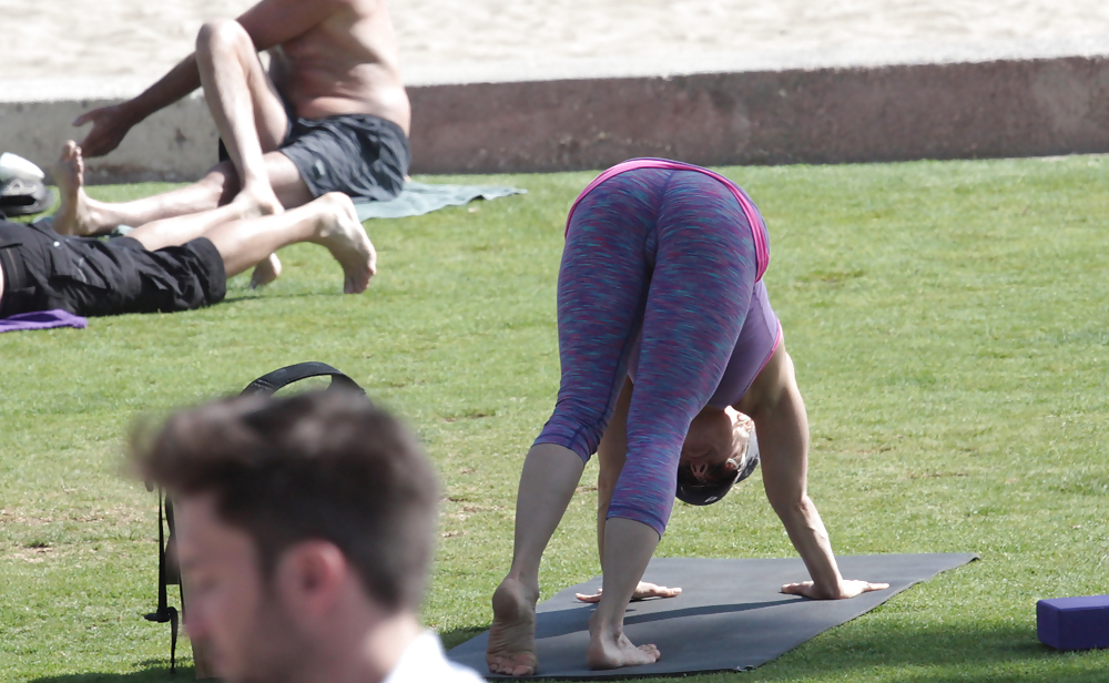 Madurita haciendo yoga en el parque #14248736