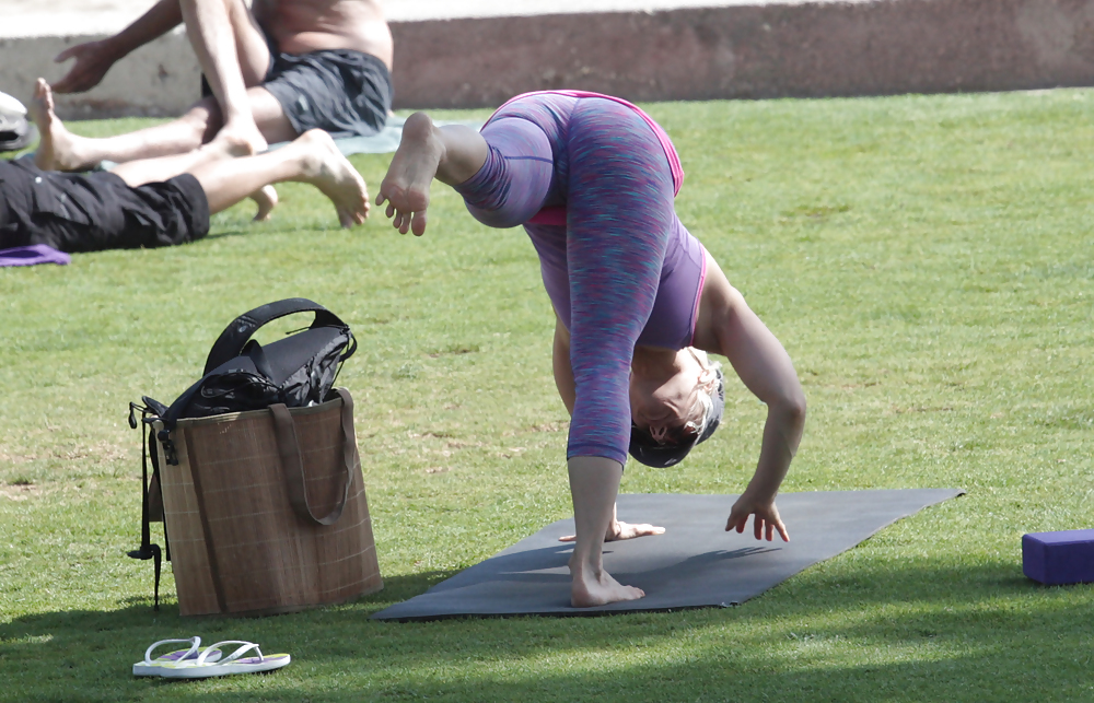 Madurita haciendo yoga en el parque #14248745