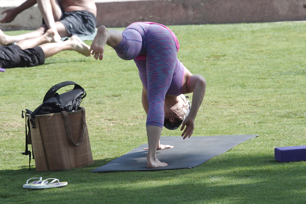 Madurita haciendo yoga en el parque #14248755