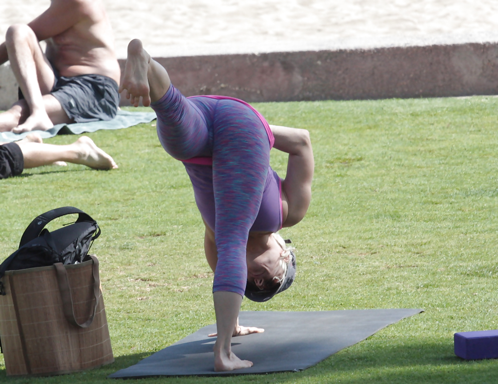 Madurita haciendo yoga en el parque #14248766
