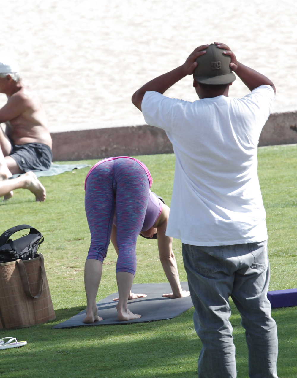 Madurita haciendo yoga en el parque #14248778