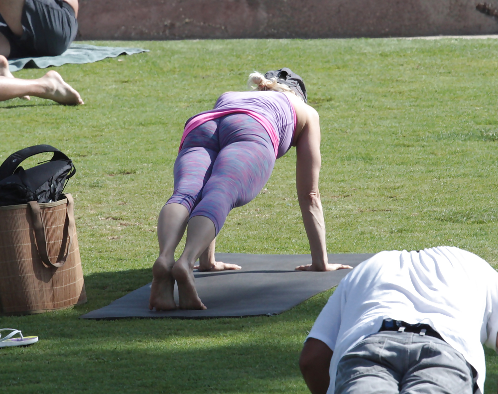 Madurita haciendo yoga en el parque #14248801
