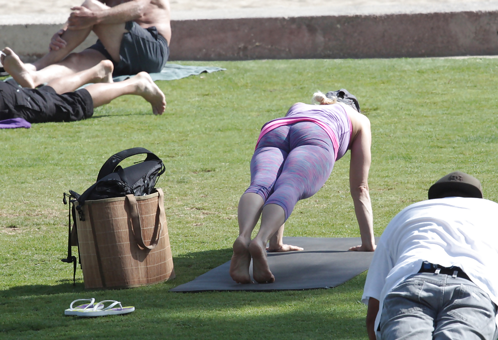 Madurita haciendo yoga en el parque #14248812