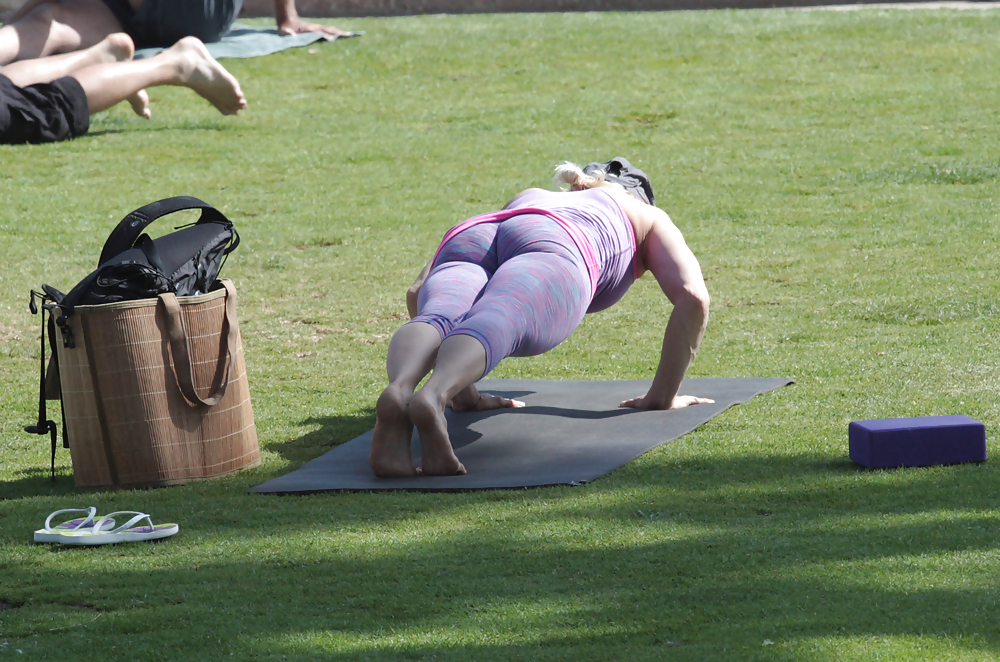 Madurita haciendo yoga en el parque #14248830