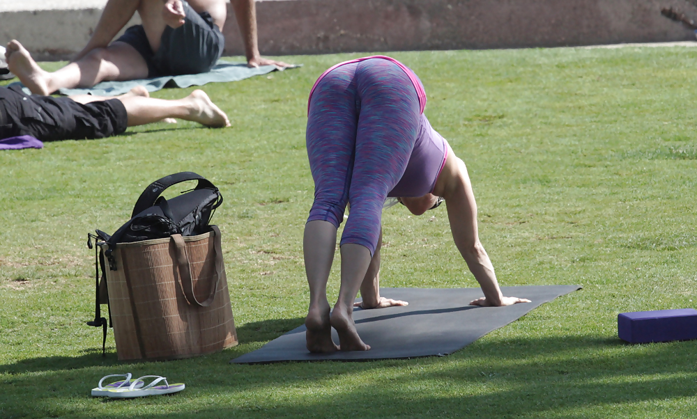 Madurita haciendo yoga en el parque #14248845