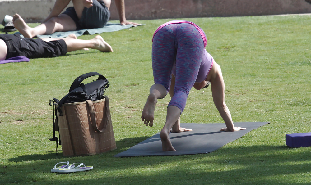 Madurita haciendo yoga en el parque #14248854